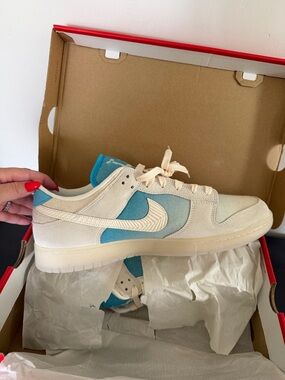 NIKE- DODGERS, Ms 13 Low-Top Sneakers in Cream and Blue